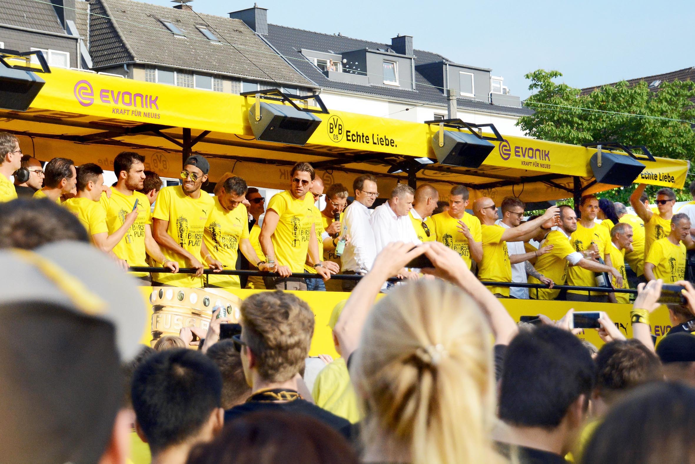 Sollte der BVB am Samstag gewinnen und Bayern verlieren rechnen Stadt und Polizei in Dortmund am Sonntag bei einer Meisterschaftsfeier mit rund 200.000 bis 250.000 Fans an der Korsostrecke, wie hier beim Pokalsieg 2017.