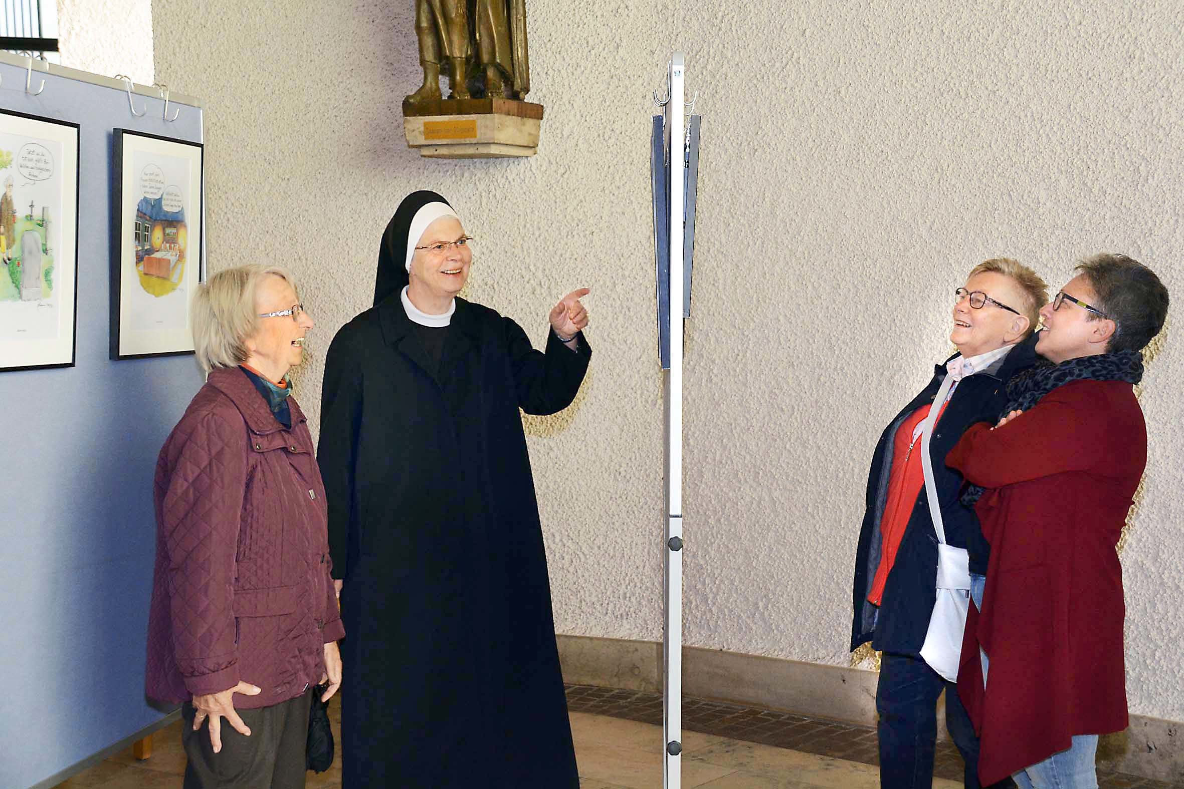 Auch über Themen wie Sterben, Tod und Trauer kann man schmunzeln, sogar lachen, wie diese Ausstellungsbesucherinnen es beweisen.