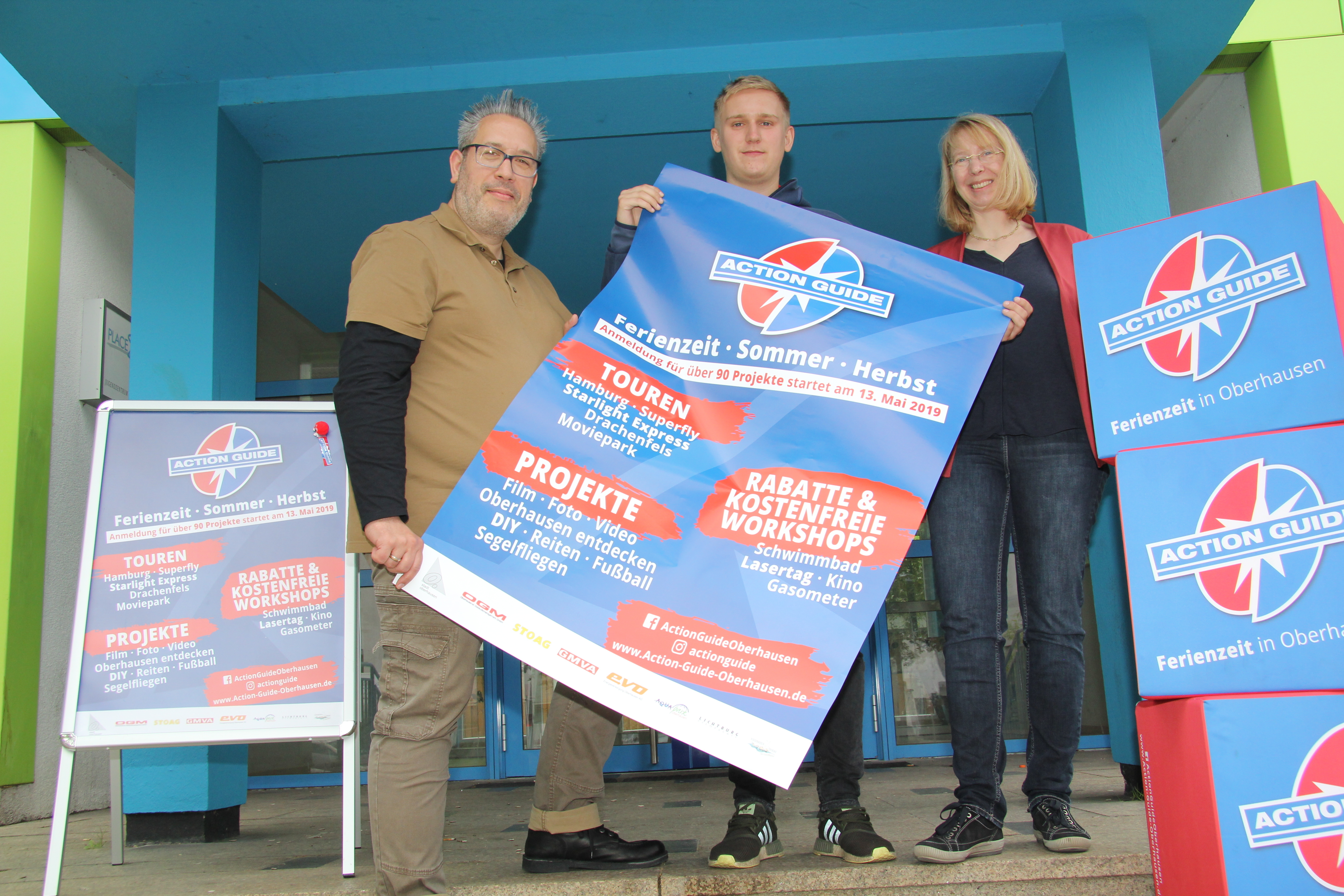 Björn Ladeur, Fachbereichsleiter Jugendförderung, Azubi Leonard Fendrich und Anja Hermes, Action-Guide-Koordinatorin stellten das aktuelle Programm mit Touren und Projekten aus fast allen Freizeitbereichen vor. Foto: ruby