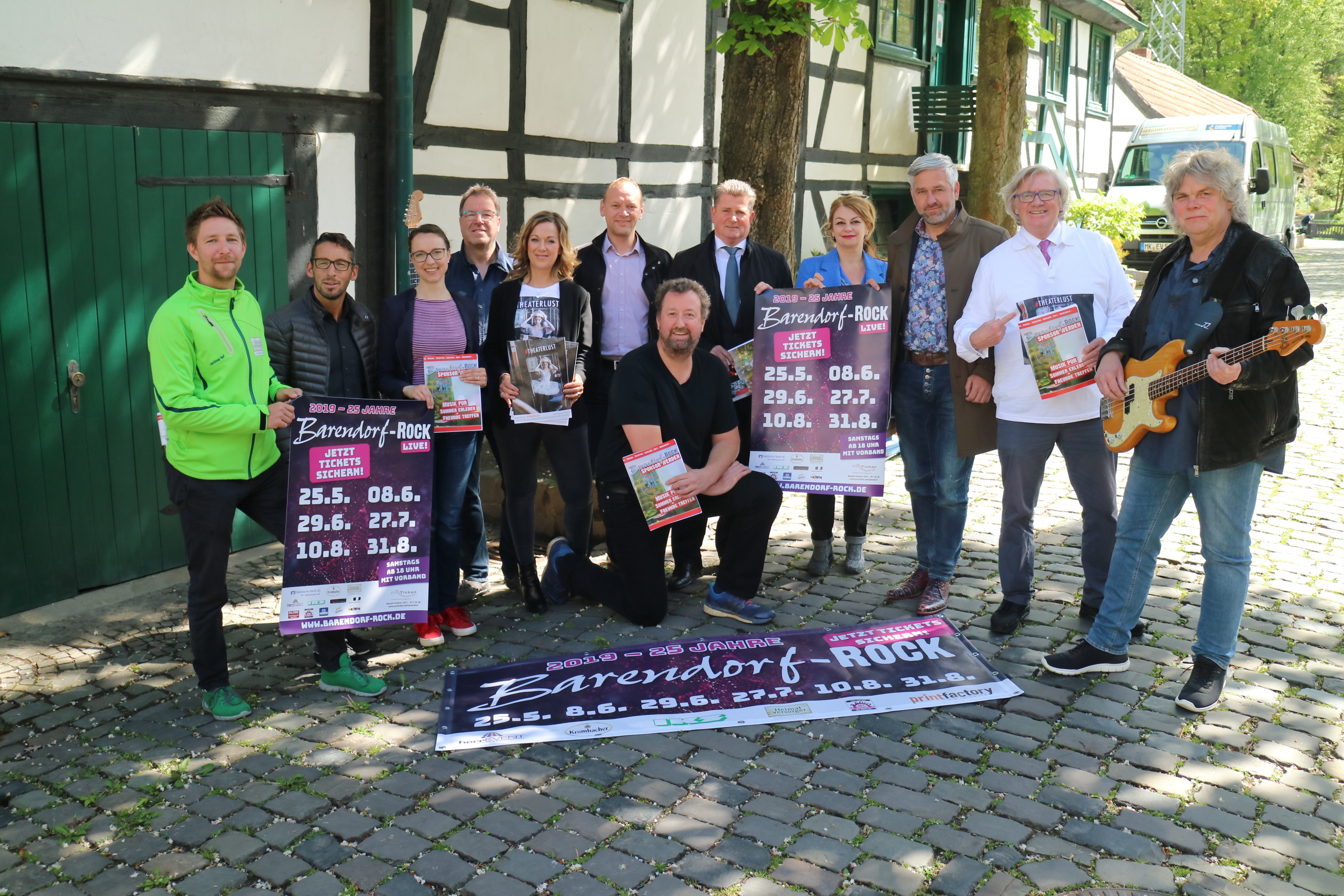 Thomas Herr (Bildmitte) freut sich mit Sponsoren und "Möglichmachern" auf Rock im Barendorf im Jubiläumsjahr.
