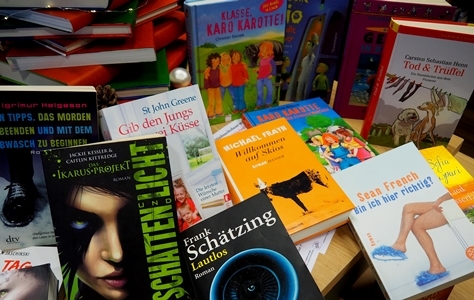 Noch anlässlich des Welttags des Buches hat jedes Vorstandsmitglied ein Buch gespendet - und zwar Titel, die in keiner Bücherei fehlen dürfen.