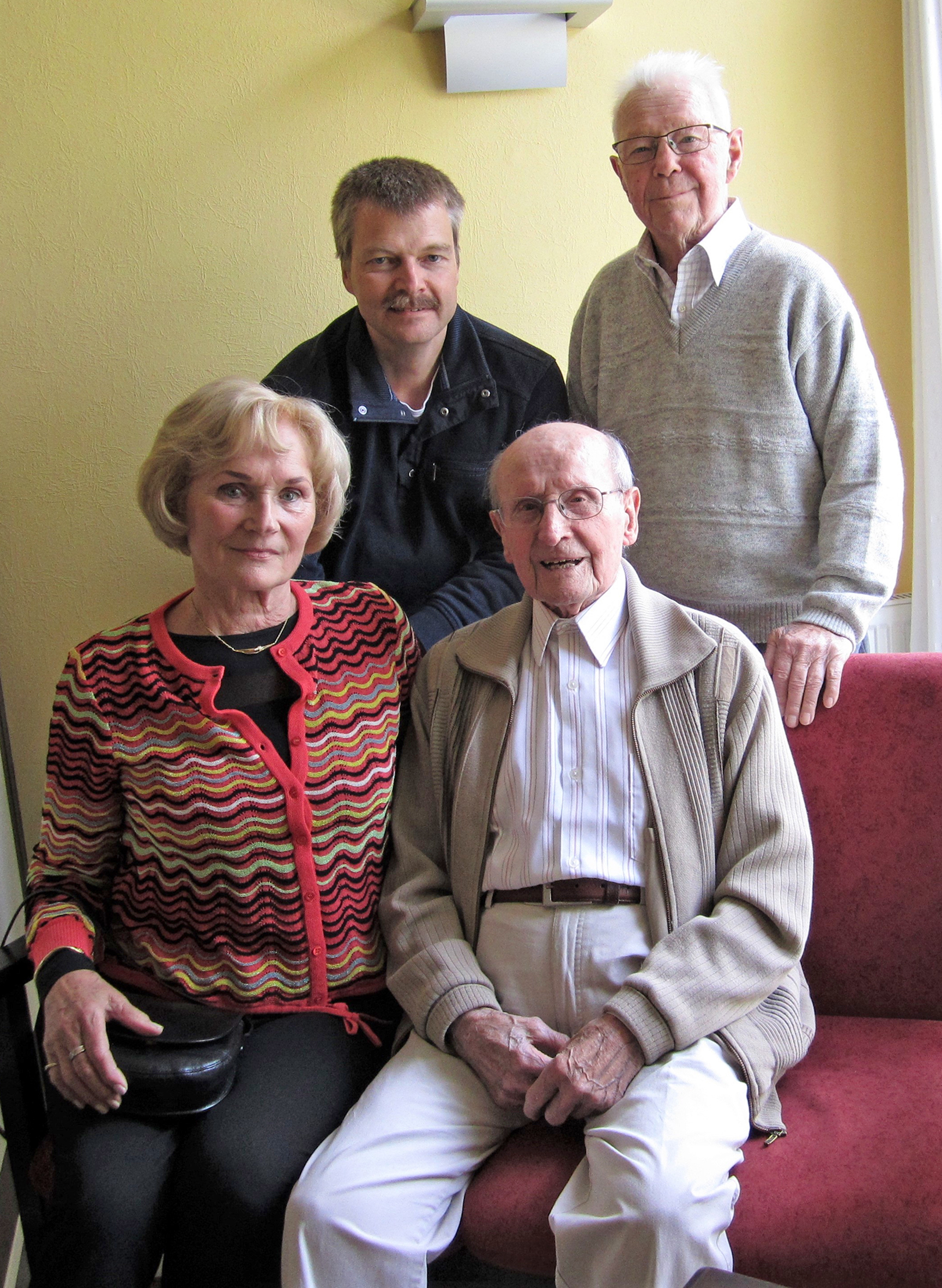 Seit 80 Jahren ist Willi Reuter (vorne, r.) Mitglied der Turnabteilung des TuS Brackel. Bis heute ist der 104-Jährige sehr interessiert am Verein. im Rahmen einer kleinen Feierstunde im Seniorenwohnsitz in Scharnhorst, wo Reuter inzwischen lebt, ehrten Turnabteilungs-Vorsitzender Ralf Bredebusch (hinten, l.), sein Vorgänger Hugo Braun und TuS-Übungsleiterin Erika Knorr den Jubilar.