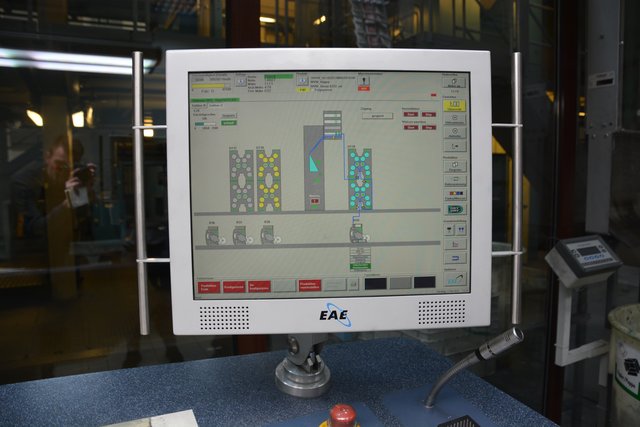 Auf seinem Bildschirm haben Mario Hennig und sein Team dieMaschinen die ganze Zeit im Blick. | Foto: Christian Schaffeld