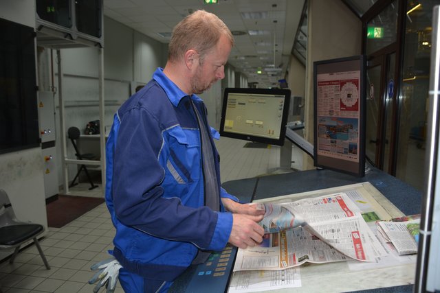 Mario Hennig nimmt regelmäßig Proben aus dem Druckprozess heraus und begutachtet die Qualität des Drucks. | Foto: Christian Schaffeld