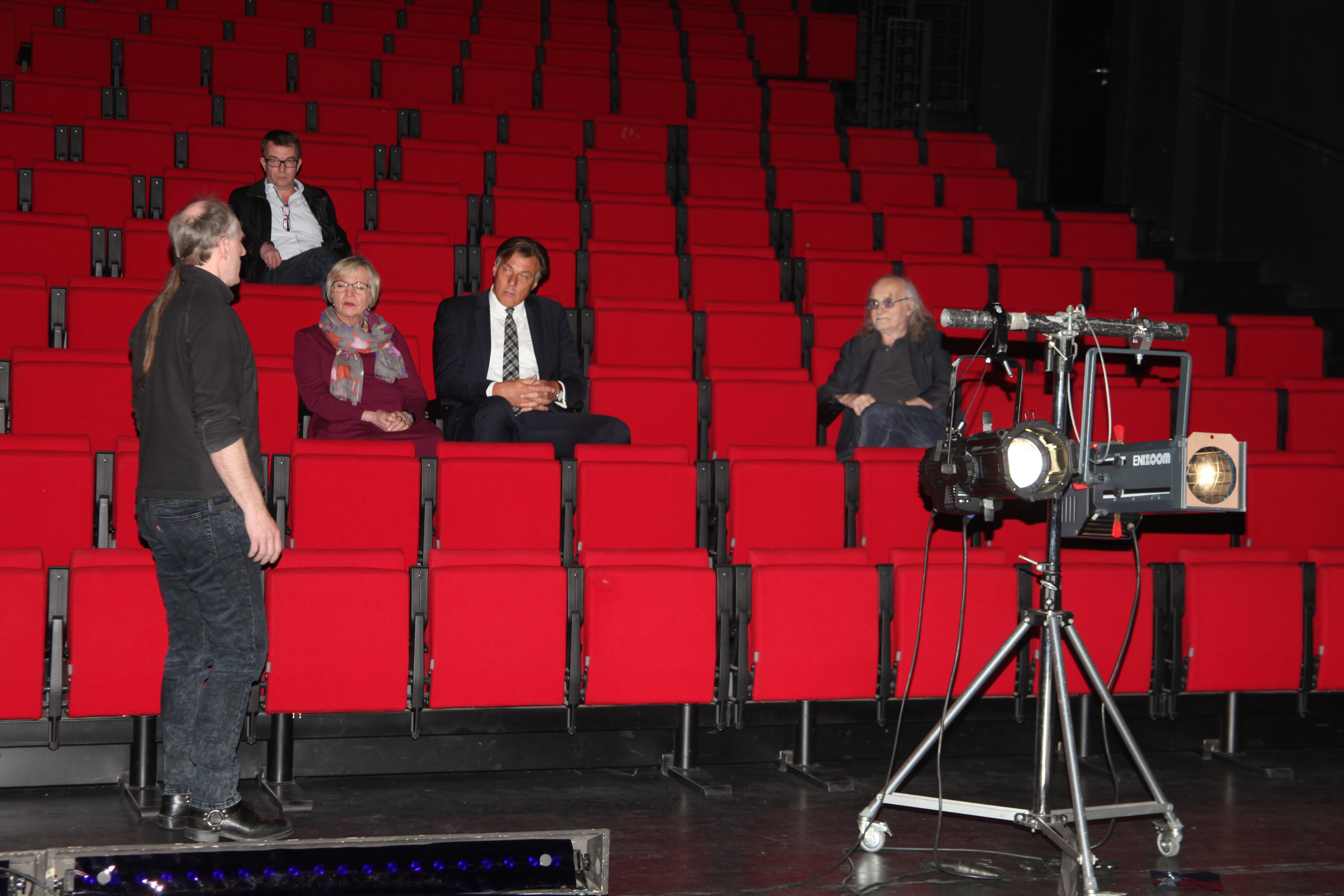 Das Theater an der Ruhr spart künftig eine Menge Stromkosten und leistet zugleich einen Beitrag zum kommunalen Klimaschutz. Lichttechniker Jochen Jahnke erläutert Sven Schlötcke, Margarethe Wietelmann, Rainer Hegmann und Roberto Ciulli (v.l.) das neue Konzept. Foto: R. Grittner