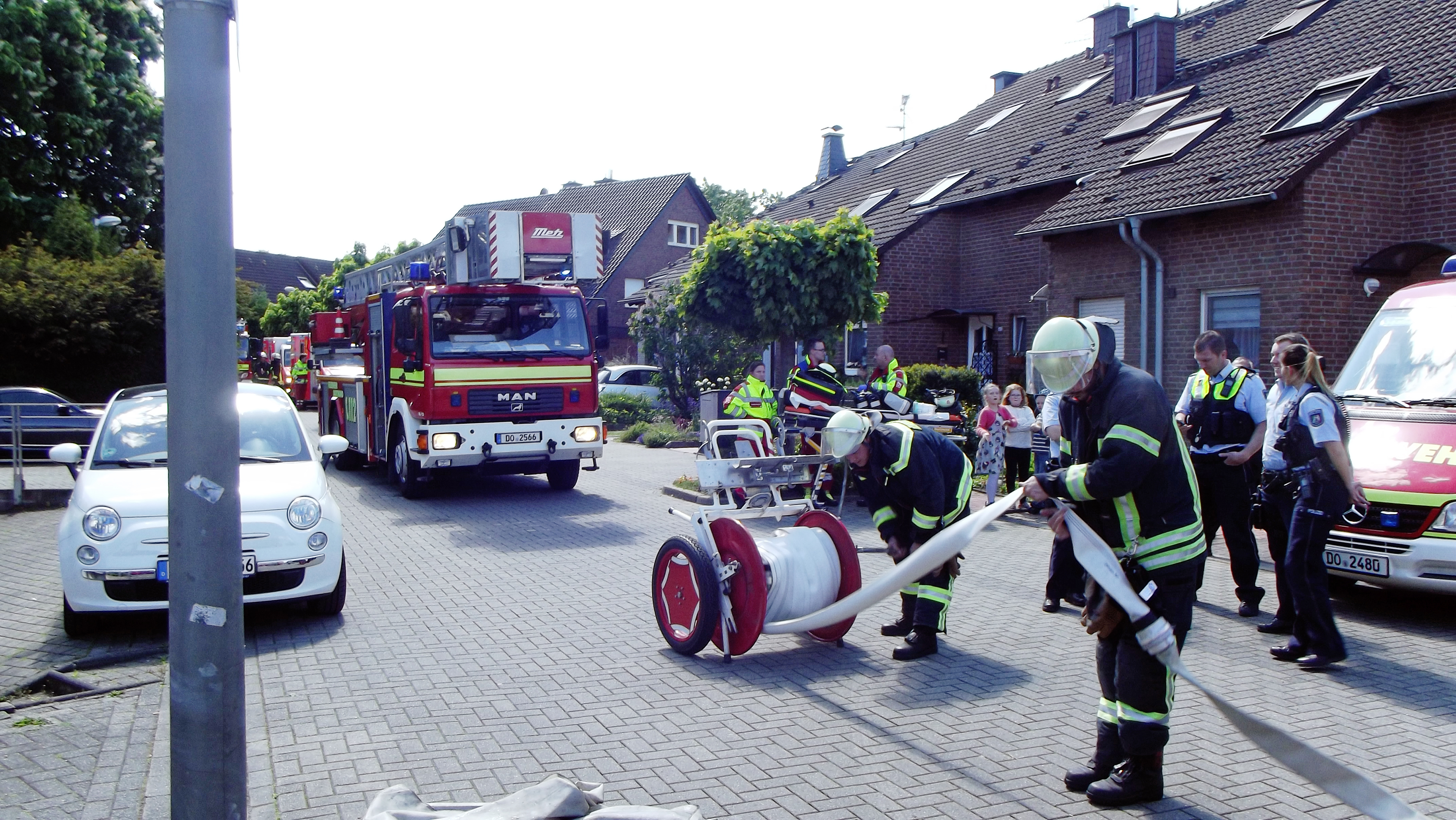 Die Feuerwehr-Einsatzkräfte beim Rückbau der aufwändigen Wasserversorgung im Elisabeth-Wilms-Weg in Asseln.