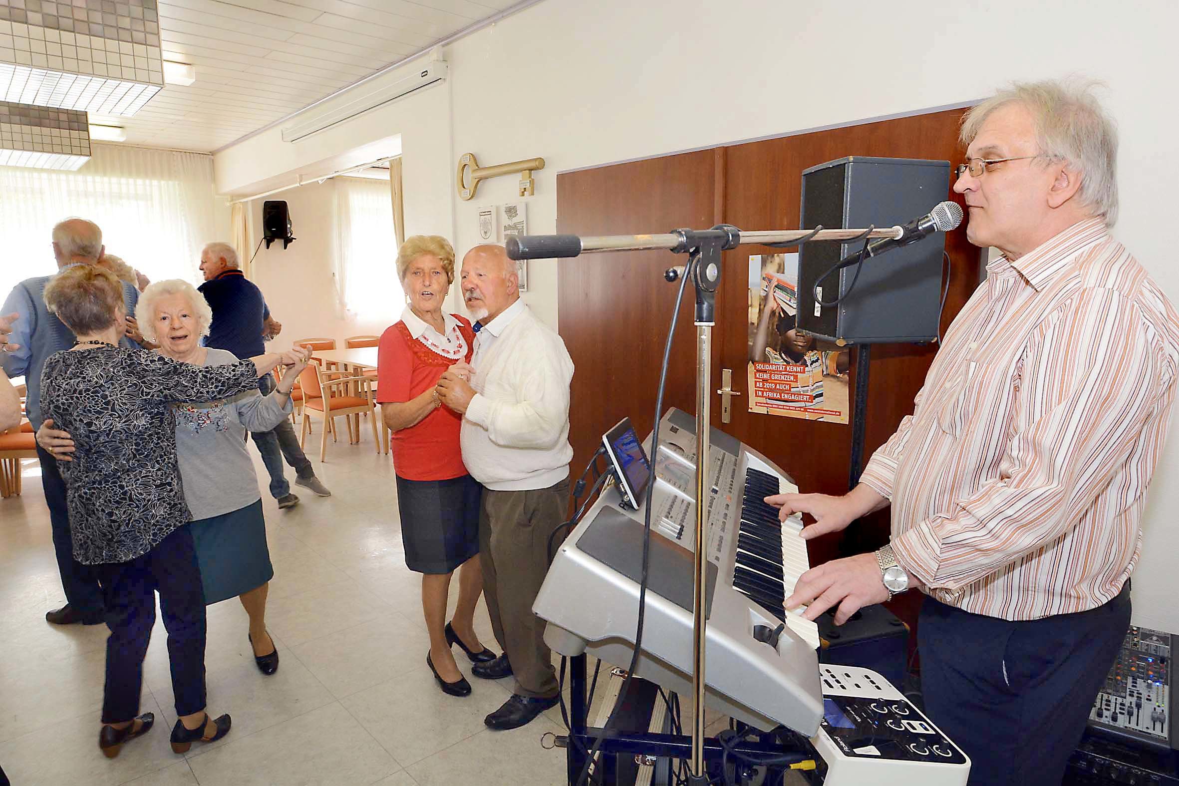 Nach der Gratulationsrunde wurde mit viel Freude zur Live-Musik von Herbert Scheuner (r.) weitergetanzt.