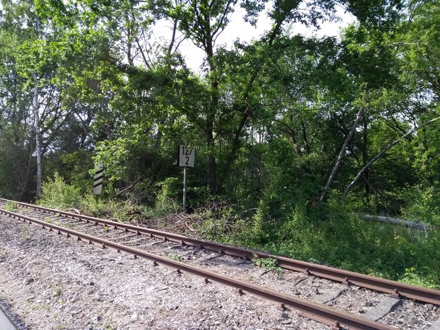 Vorsignalbaken. Der mit zwei Streifen muss 75 meter davor stehen. 