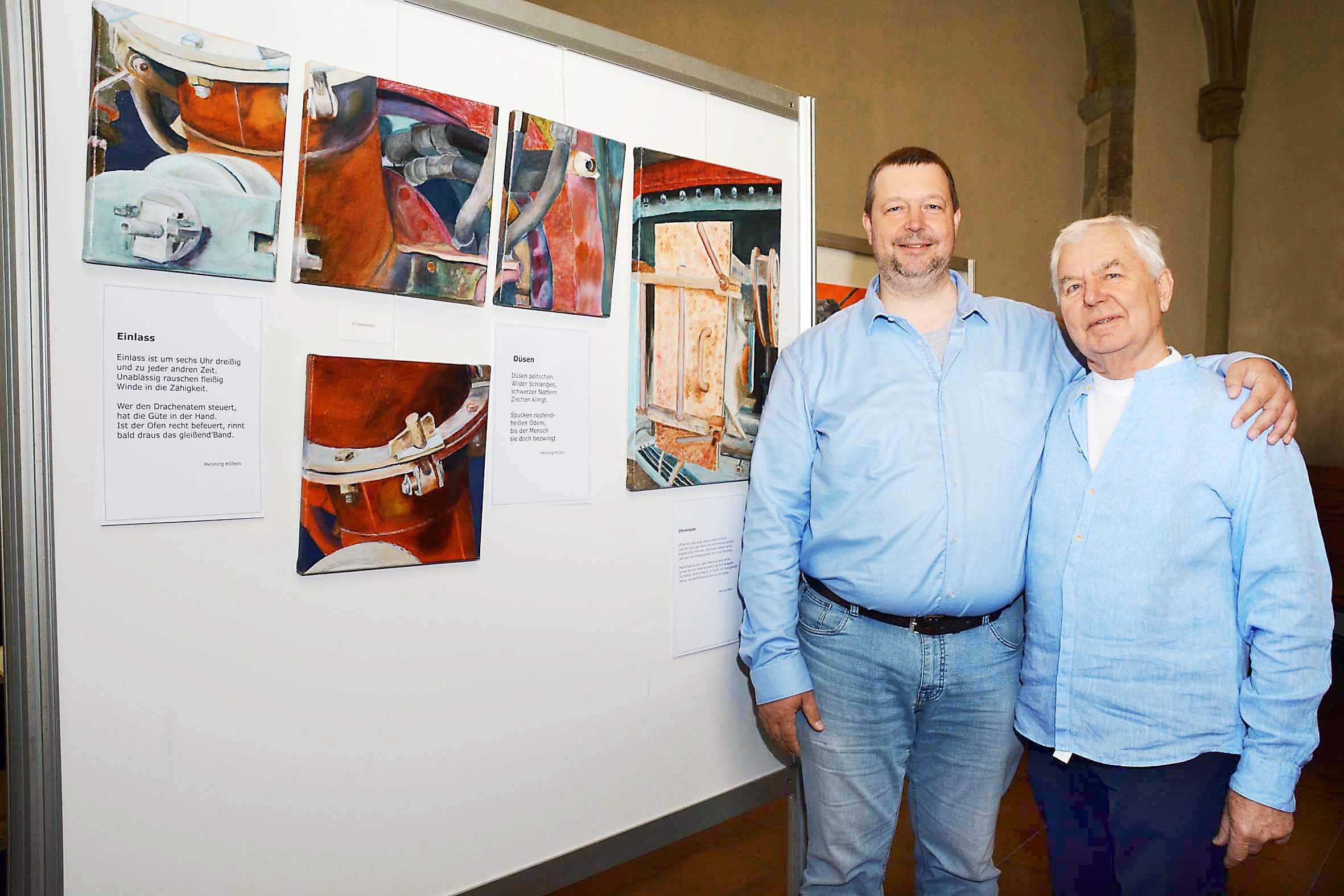 Vater Jürgen Höllein (76, r.) und sein Sohn Henning Höllein (44) bei der Vernissage zur "Stahlhütten-Poesie" in der Asselner Luther-Kirche.