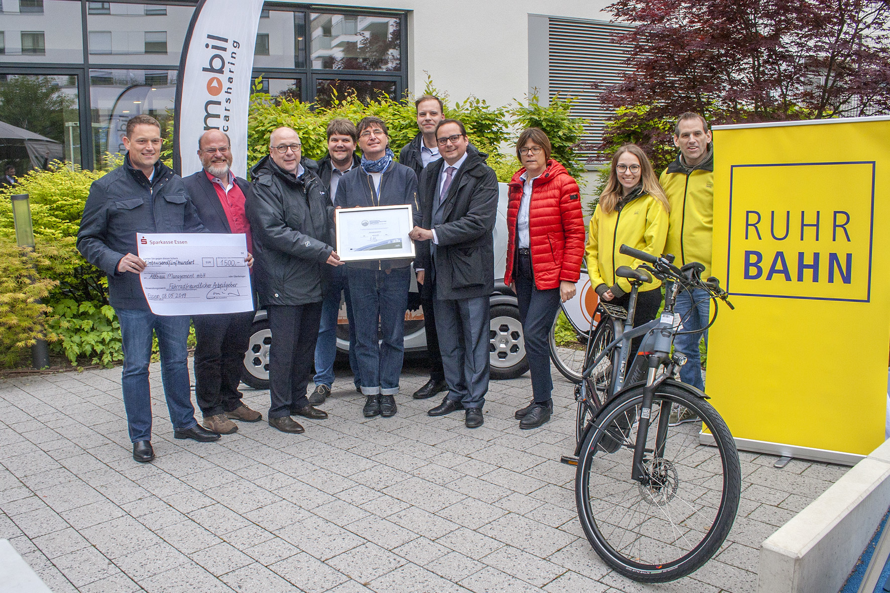 OB Thomas Kufen und Andreas Bittner (Mitte) überreichten das Zertifikat "Fahrradfreundlicher Arbeitgeber" (Silber) an Allbau.
