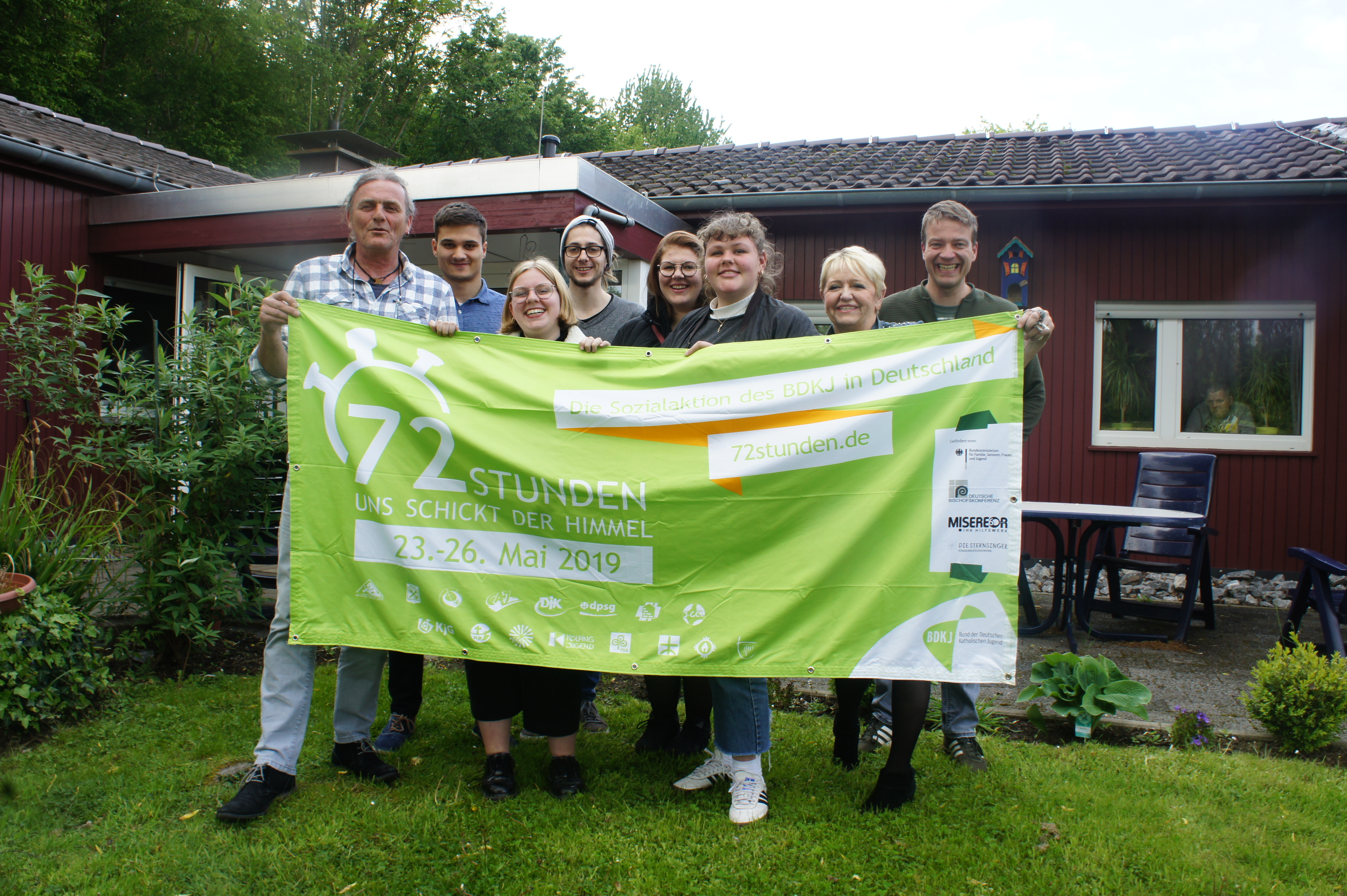 Die Planungsgruppe vor dem Dauerwohnheim. Die Aktion lebt von Spenden. Daher freuen sich die Gruppen über Geld- oder Sachspenden, wie Material oder Verpflegung.