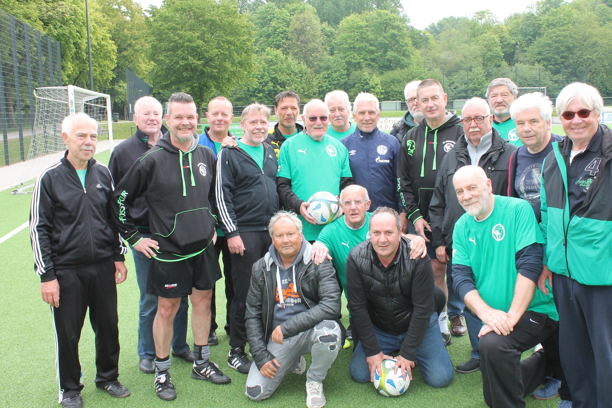 Prominenter Trainer: Klaus Fischer (Mitte) mit der Walking-Football-Mannschaft des FC Stoppenberg