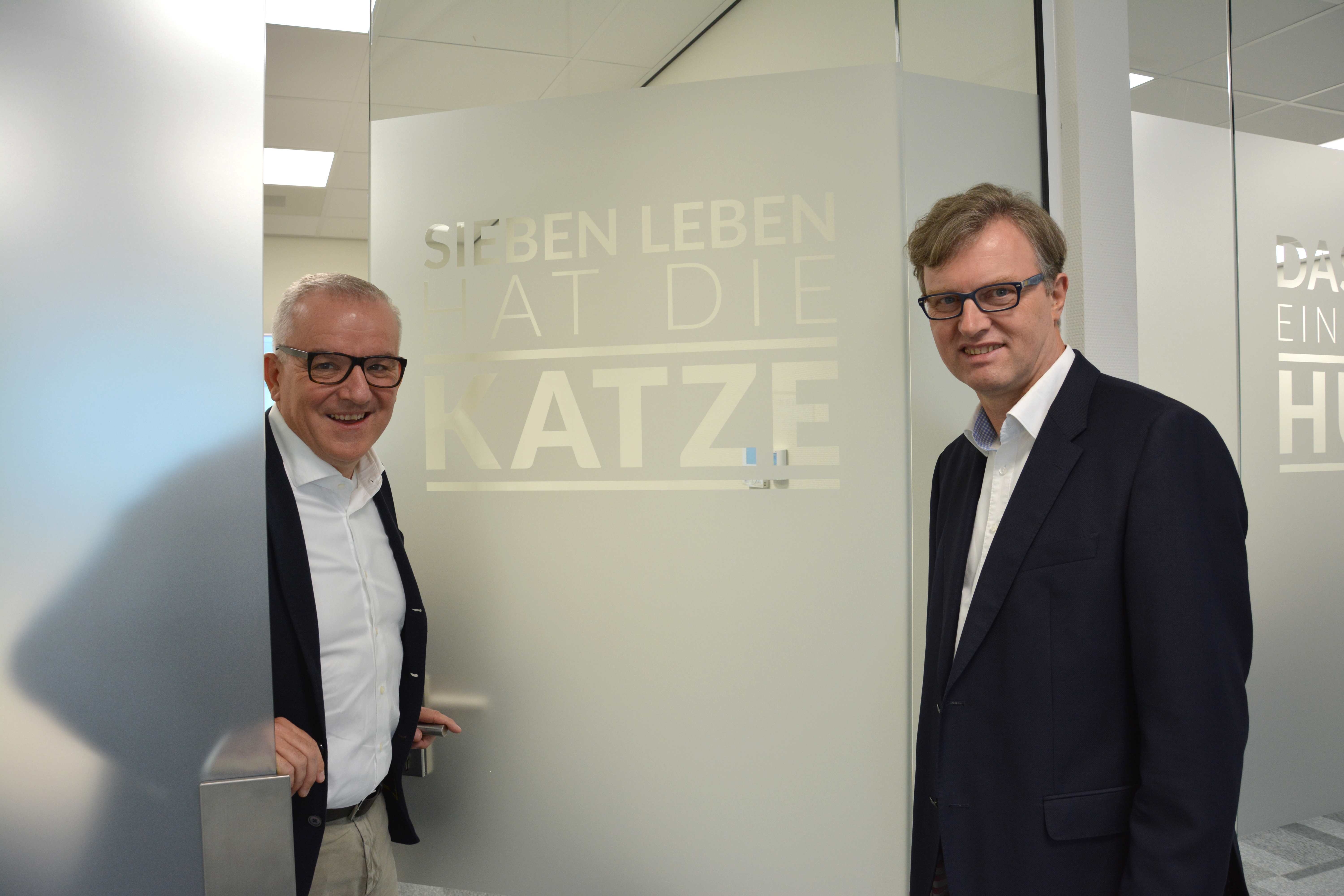 Michael Baumgärtner (Chef der Gimborn Gruppe, links) und Geschäftsführer Jan Beckschäfer von der H. von Gimborn GmbH im neuen Gebäudekomplex.