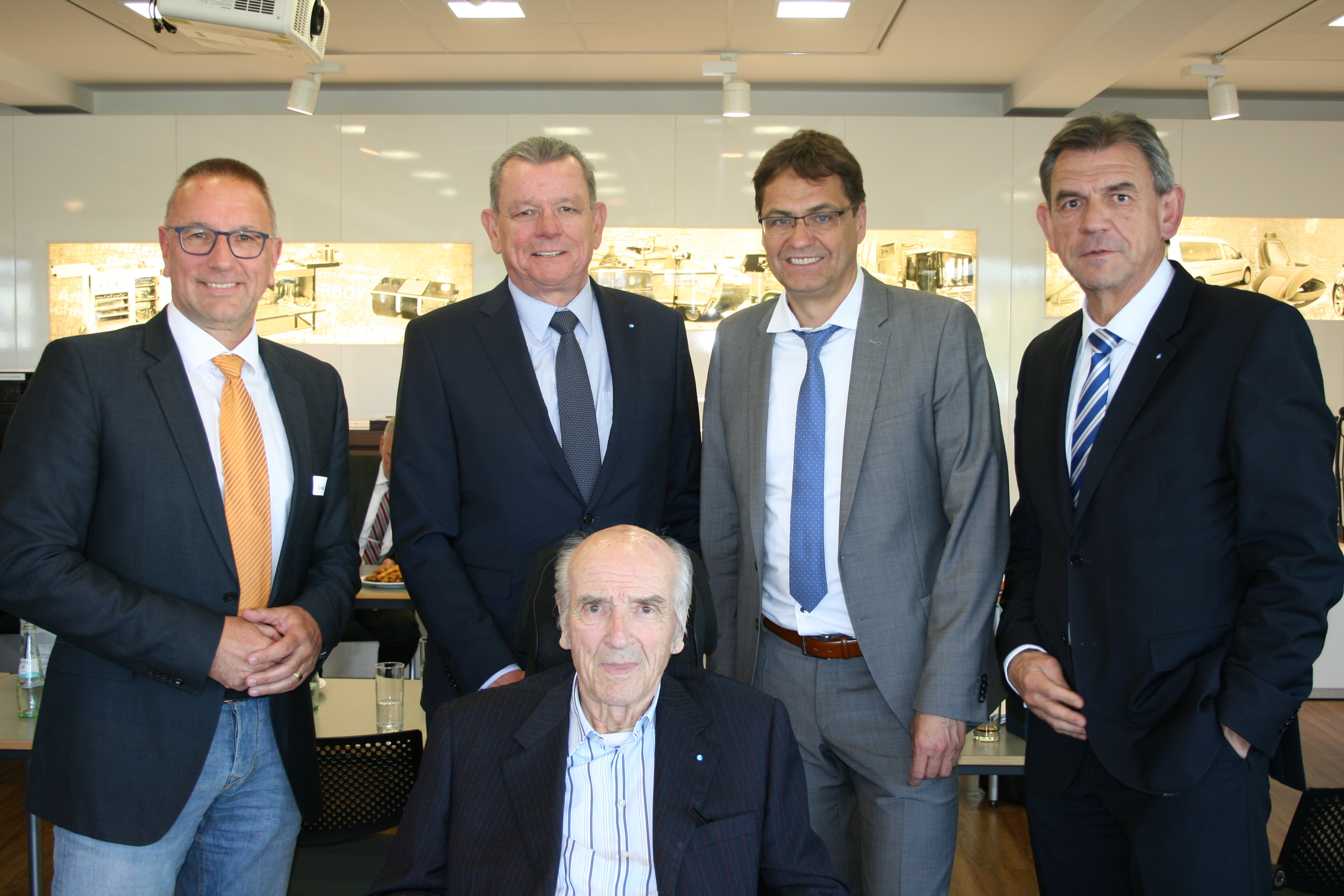 v.l.n.r. Kai Beutler, J. Wolfgang Kirchhoff, Peter Liese, Johannes F. Kirchhoff und Jochen F. Kirchhoff (vorne in der Mitte) (Foto: Wirtschaftsrat)