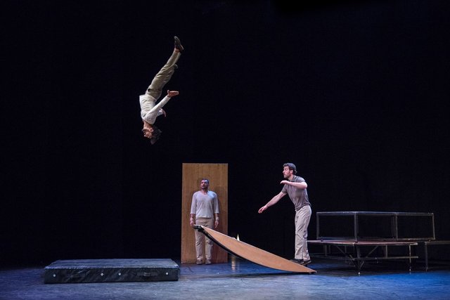 „inTarsi“ ist ein brillantes Stück Neuer Zirkus über die Welt, die den Akrobaten spürbar am Herzen liegt: die Welt des Zirkus selbst. Foto: Ben Hopper.