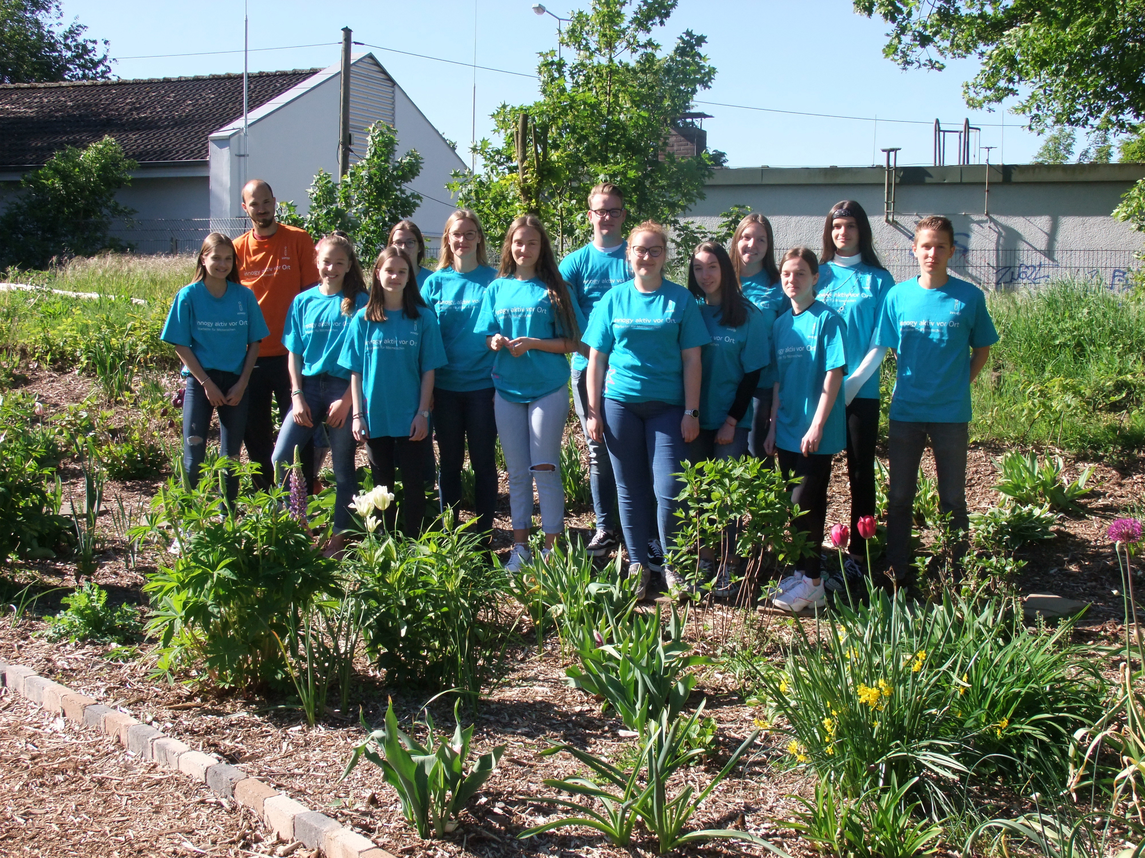 Die Schüler der Schulgarten-Teich-AG des Konrad-Duden Gymnasiums Wesel haben aus einem brach liegenden Bereich auf dem Schulgelände einen tollen Garten angelegt. Auf dem Foto: Projektlehrer Sebastian Kreuzburg mit den Schülerinnen der Garten- und Teich-AG.