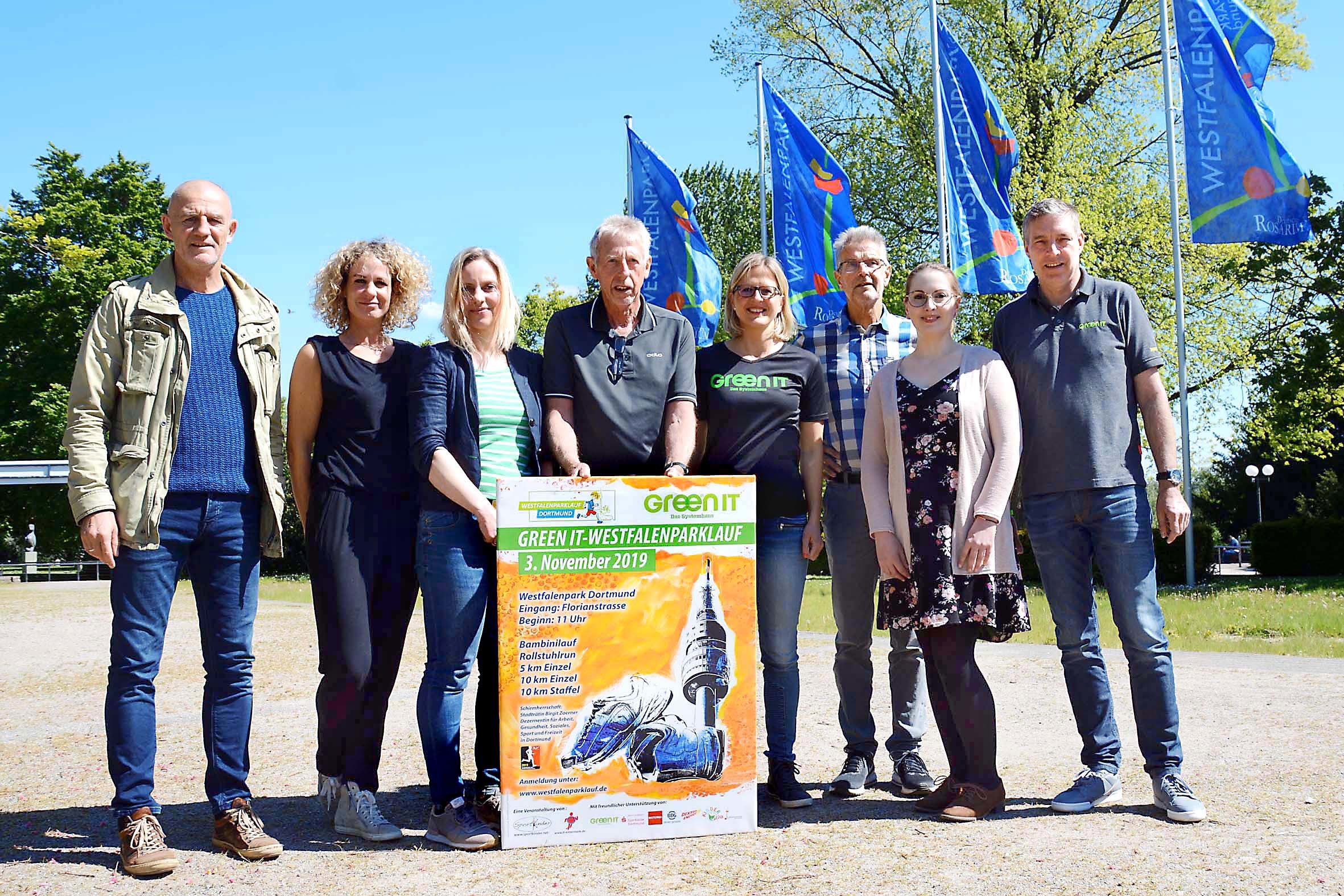 Die Organisatoren des Westfalenparklaufs v.l.: Kinderglück, Sonja Lob, Amelie Krämer für Materna, Rüdiger Arnold, Stephanie van de Straat für GreenIT, Raimund Schledde, Sarah Grewing und Thomas Lesser für GreenIT.