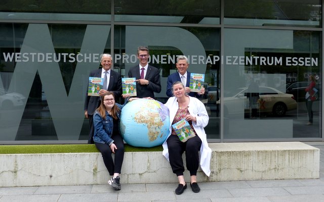 Im Gemeinschaftsprojekt wurde ein Therapiebuch entwickelt, das um die Welt geht:
hinten (v.l.): Prof. Dr. Jochen A. Werner (Geschäftsführer WPE und Vorstandsvorsitzender der Universitätsmedizin Essen), Thorsten Kaatze, (Geschäftsführer WPE und stellv. Vorstandsvorsitzender der Universitätsmedizin),
Prof. Dr. rer. nat. Karl-Heinz Jöckel (Vorstandsvorsitzender der Stiftung Universitätsmedizin); vorne (v.l.):
Patientin Marina Raith (11 Jahre), Prof. Dr. Beate Timmermann (ärztl. Leiterin des WPE und Direktorin der im WPE ansässigen Klinik für Partikeltherapie)