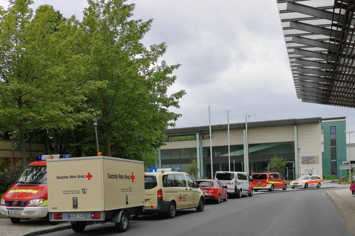 Nach dem Großeinsatz letzte Woche, müssen nun die Häuser an der Töddinhauser Straße 135 und 137 komplett geräumt werden. Foto: DRK Fröndenberg