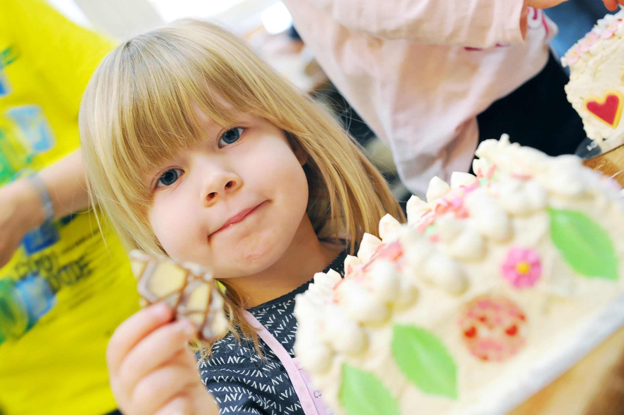 Die kleine Mira nutzte die Vielzahl der Dekoelemente aus, um der Mama ein ganz besonders schöne Torte zu überreichen.
