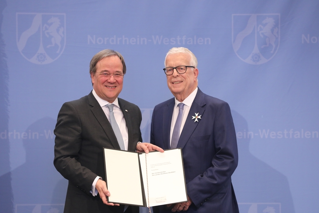 Ministerpräsident Armin Laschet überreicht den Landesverdienstorden an Thomas Busch