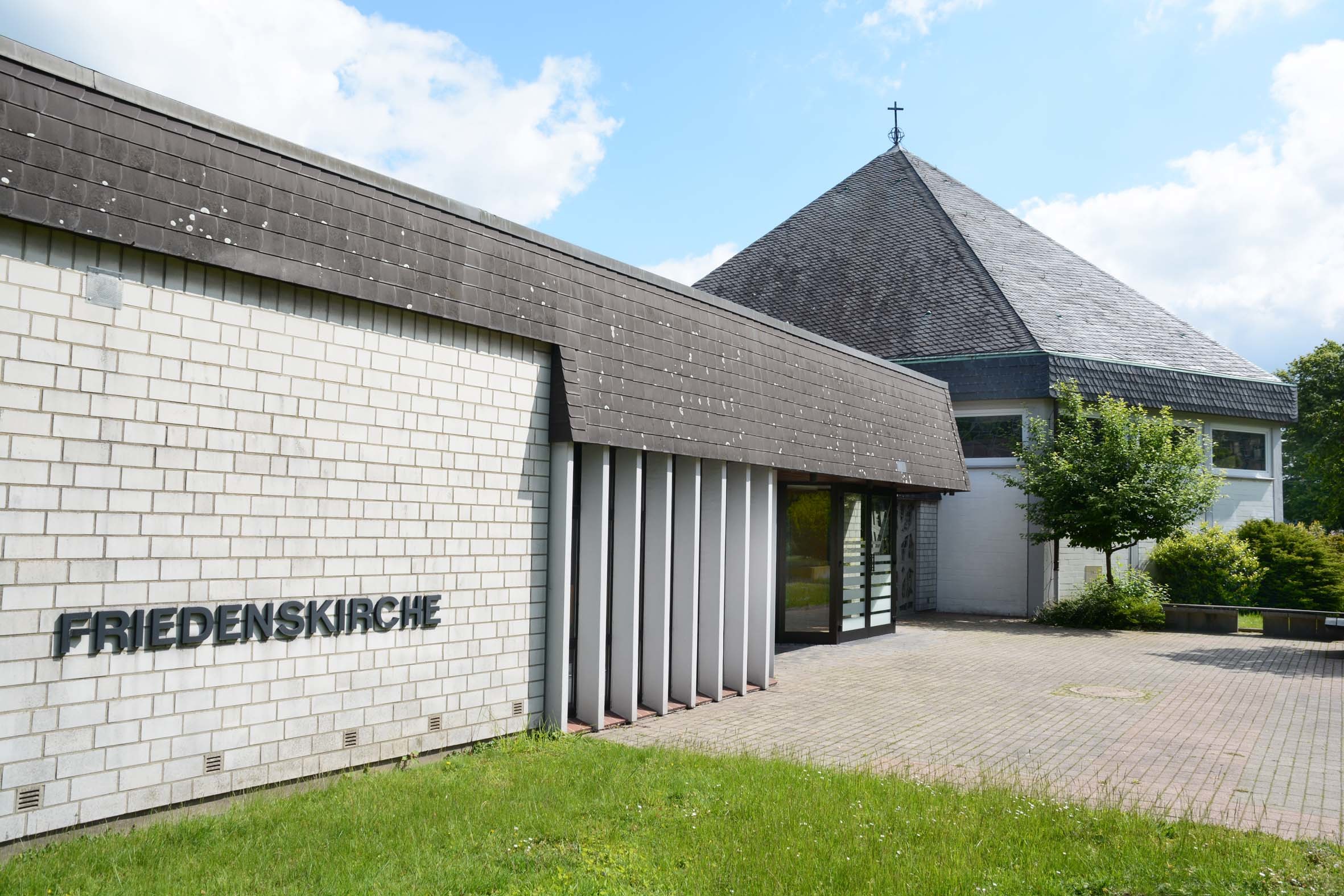 Friedenskirche und Gemeindehaus sollen Platz machen zugunsten einer Kita, in der sich der Gemeindebezirk Lanstrop kleiner setzen will.