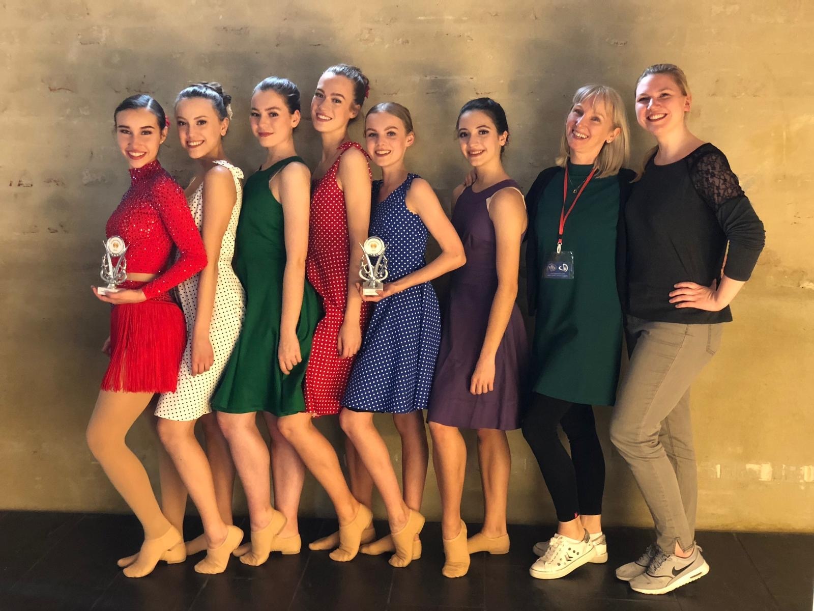 Die zwei Schülerinnen Charlotte Wallinda aus der Q1 (4. v. links) und Galatea Weber aus der Eph (6. v. links) tanzten sich mit ihrem Ensemble zum Dance World Cup in Portugal.