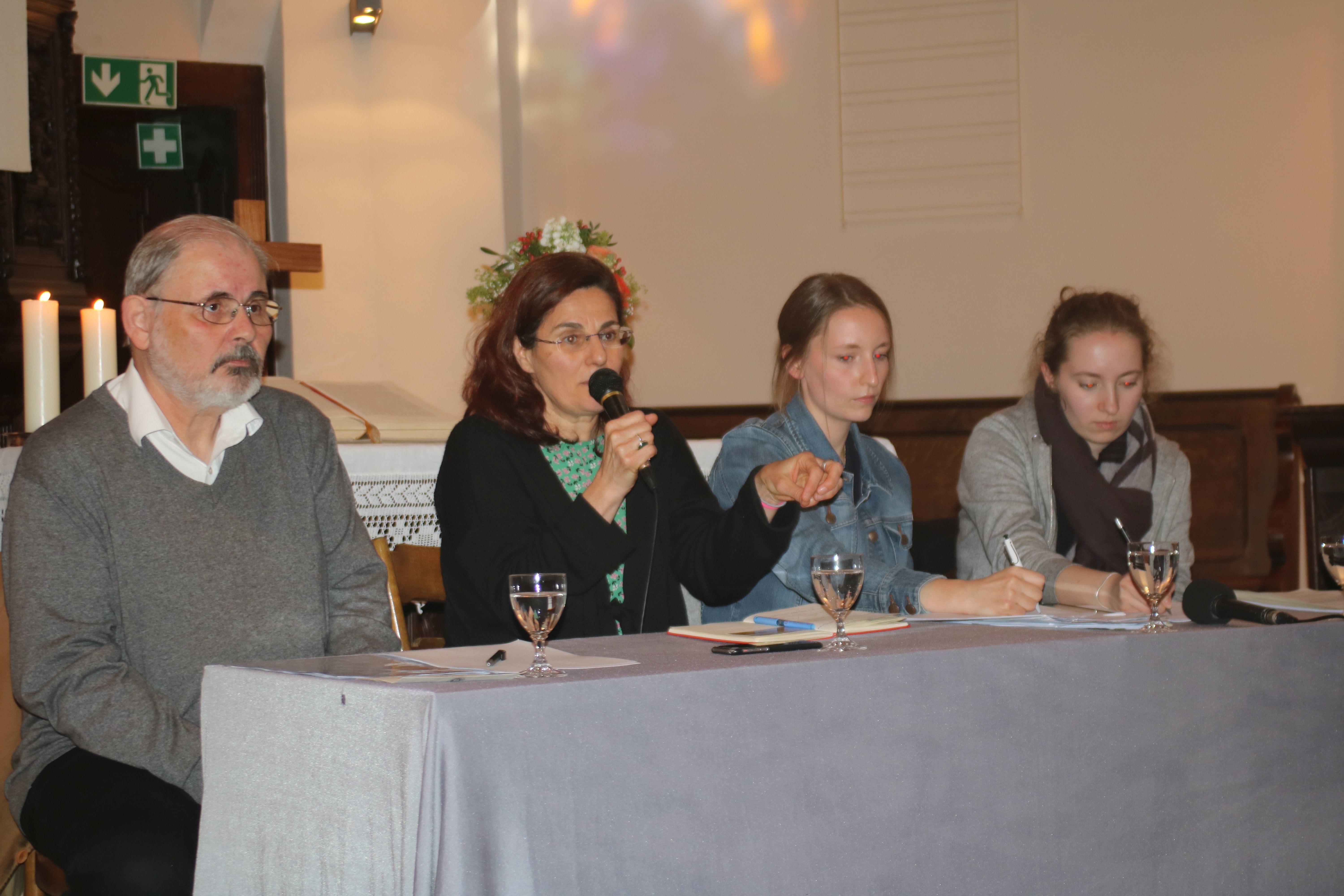 Der ehemalige Flüchtlingspfarrer Gerhard Greiner mit Efi Latsoudi von Losvos Solidariy in der Evangelischen Stadtkirche in Dinslaken.