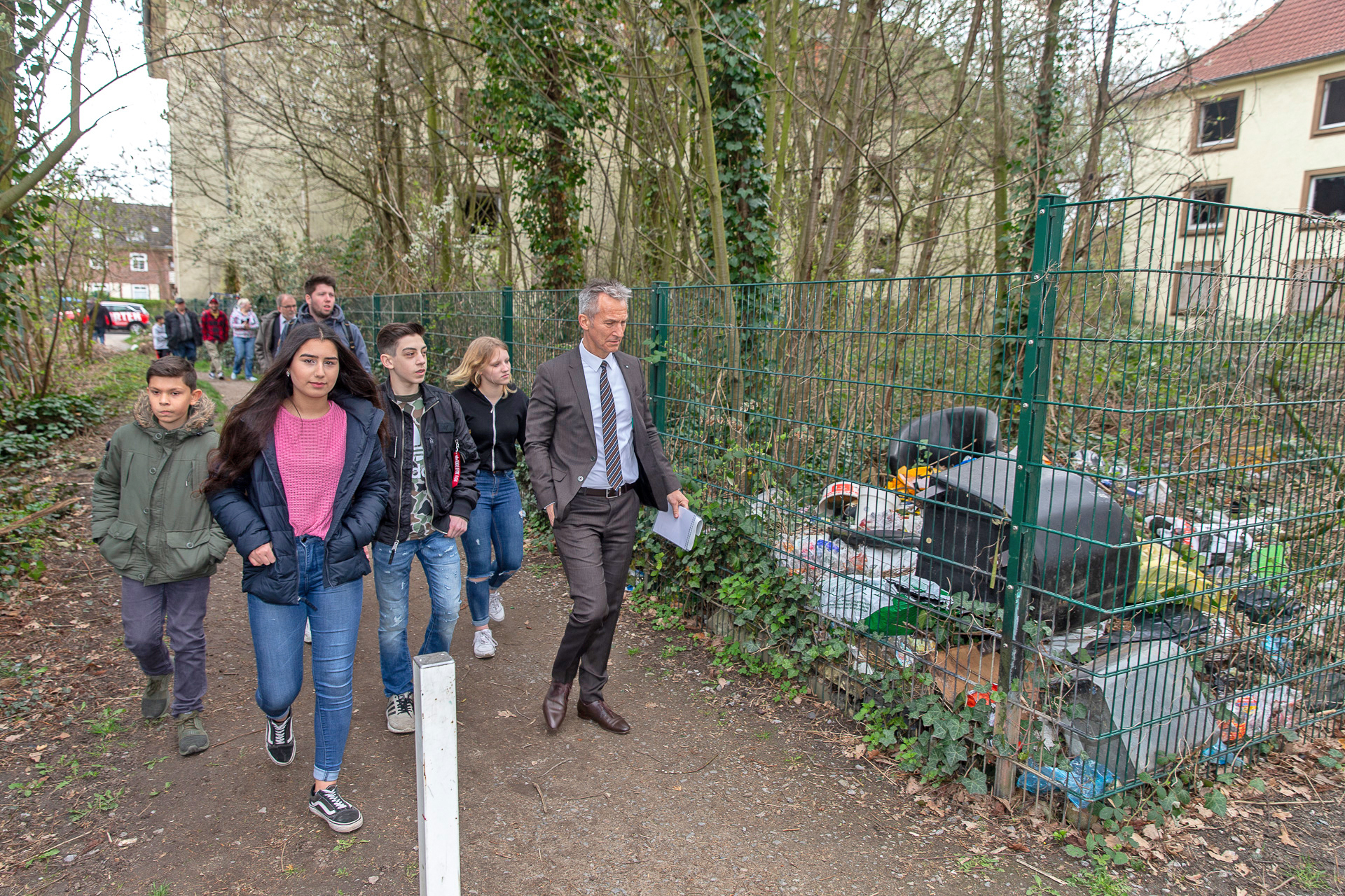 Das Foto zeigt die Situation während des Rundgangs von Oberbürgermeister Frank Baranowski mit Jugendlichen aus Schalke-Nord, dem zweiten Schwerpunktquartier für Sauberkeit, Sicherheit und Ordnung in Gelsenkirchen.