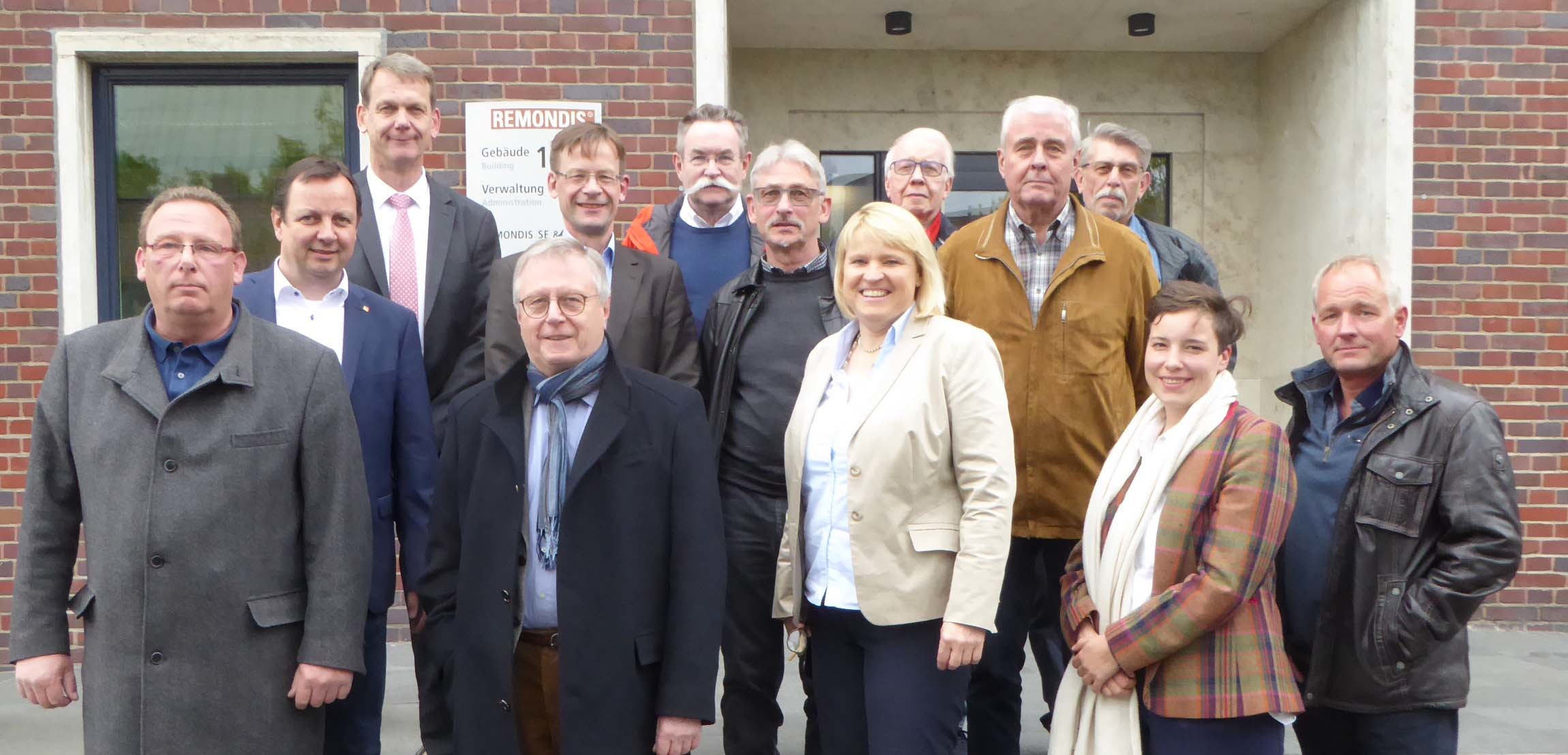 GFL-Mitglieder besuchten kürzlich das Lippewerk. Vertreter von REMONDIS um Geschäftsführer Dr. Ansgar Fendel sowie WBL-Geschäftsführer Stefan Jonic (beide hinten) beantworteten den Gästen viele Fragen.