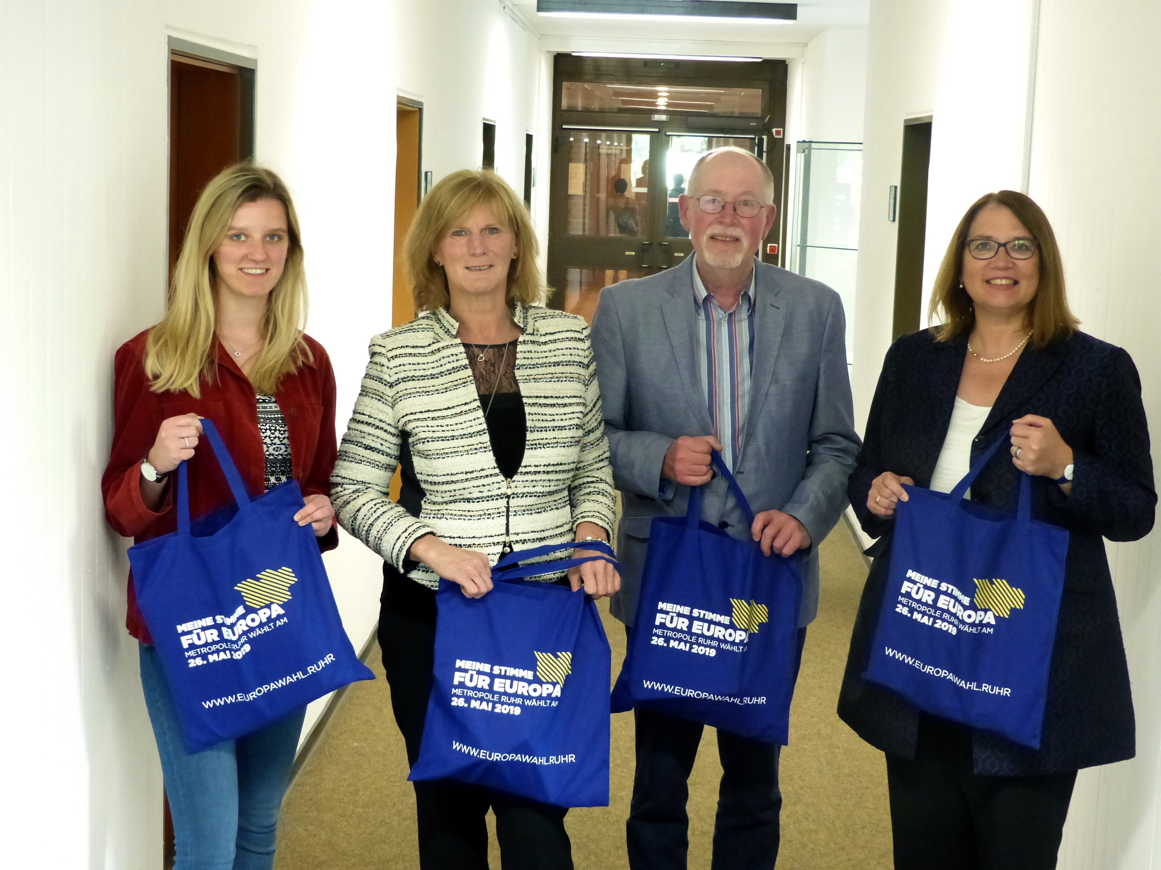Die Stadt Wesel verloste die Give-aways im Rahmen eines Europaquiz. Bürgermeisterin Ulrike Westkamp (rechts) und Sophie Breuer (links) von der Stadt Wesel freuen sich mit den Gewinnern des Europaquiz Dagmar Büche und Ulrich Kuklinski über die Preise, die die Metropole Ruhr gesponsert hat.