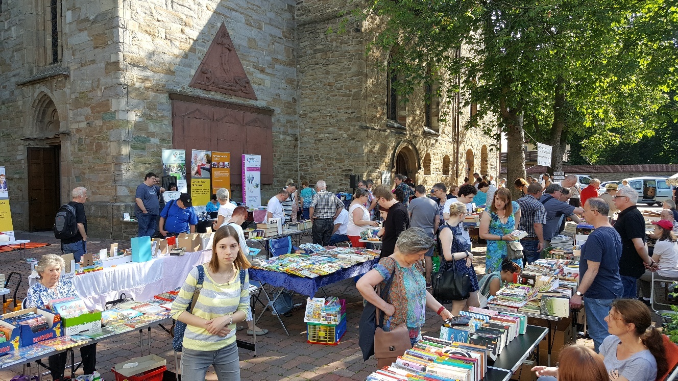 Bei sonnigen Wetter kann der 9. Büchermarkt hoffentlich wieder vor der Ev. Kirche in Brackel stattfinden. Andernfalls...