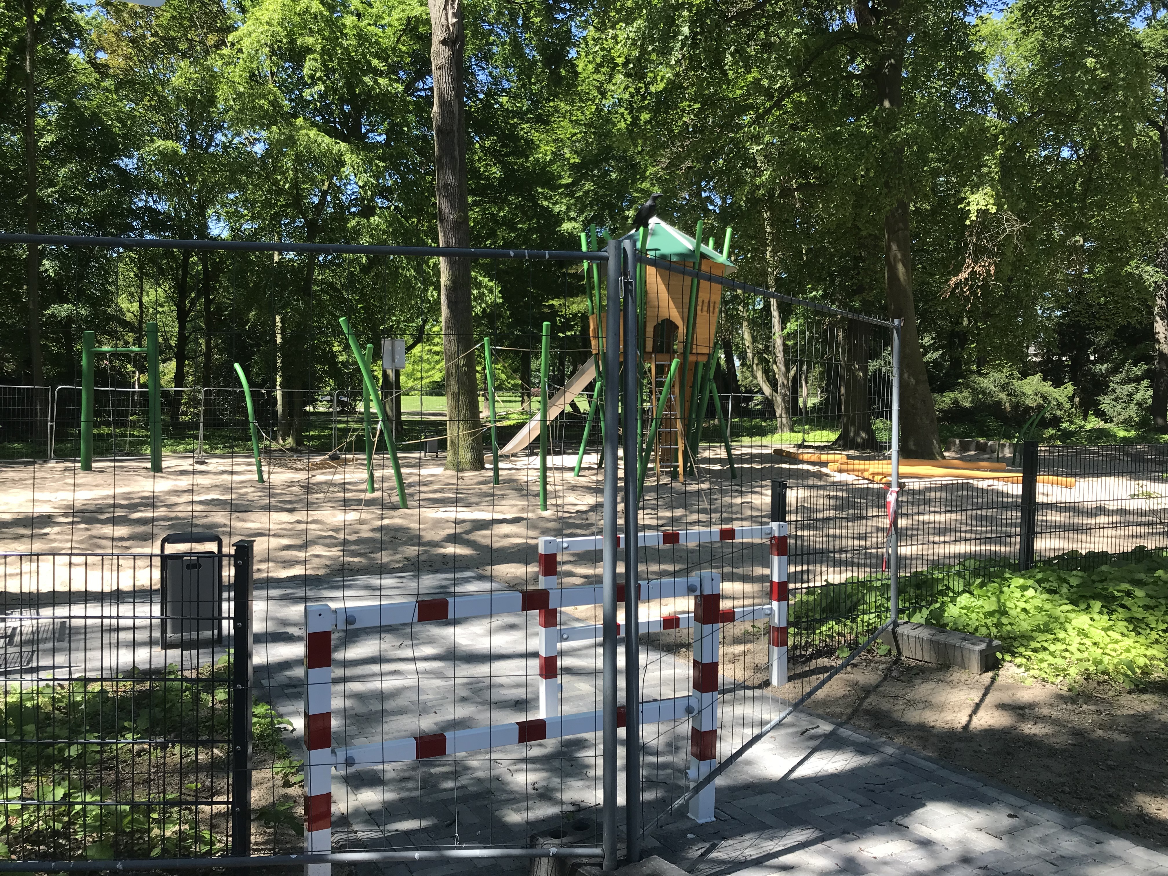 Der neu gestaltete Kinderspielplatz Bärenkamp sollte bis zur Eröffnung nicht betreten und bespielt werden.