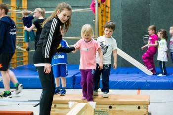 Das KIBAZ ist ein vom Landessportbund entwickeltes Bewegungsabzeichen für Kinder von 3 – 6 Jahren, bei dem die Kinder einen Parcours aus zehn Stationen durchlaufen. Foto: Andrea Bowinkelmann