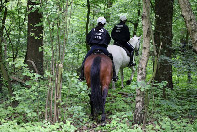 Reiter der Polizei suchten am und im Volkspark Schwansbell nach dem Vermissten.