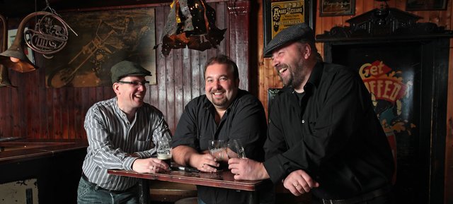 Im November sorgt das Irish-Folk-Trio The Stokes für eine musikalische Liebeserklärung an die Grüne Insel. Foto: Veranstalter