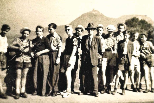 Bei der Klassenfahrt zum Drachenfelsen 1953