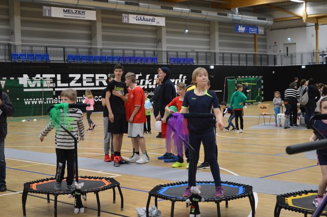 Bewegung zu Musik macht ganz viel Spaß - wie hier auf dem Mini-Trampolin.
