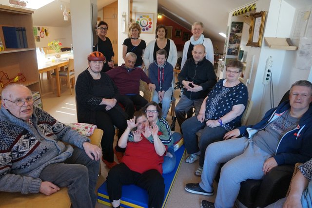 Marion Maxfield (rechts außen stehend) mit der Seniorengruppe des Wohnheims und Mitarbeiterinnen.