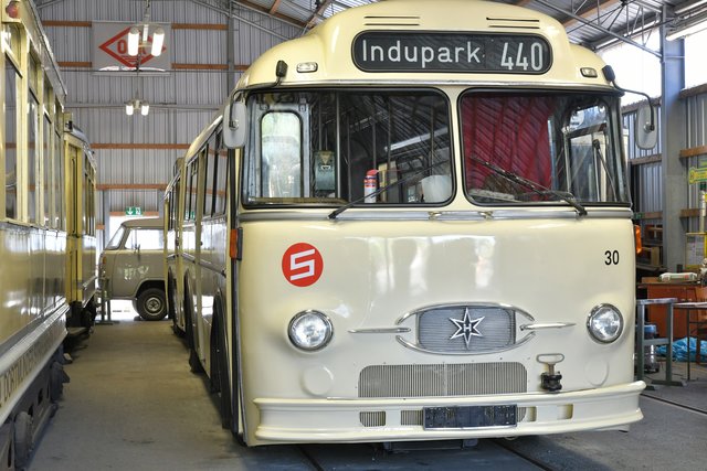 Dieser Bus ist eine der neueren Errungenschaften des Museums und wird zurzeit von engagierten Mitarbeitern restauriert.