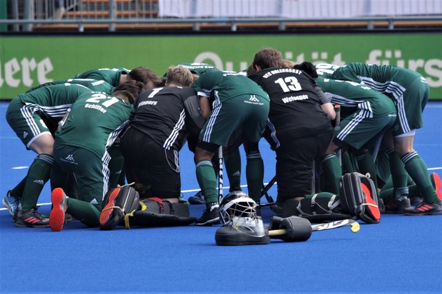 Einschwören der Uhlen vor dem Halbfinale gegen Uhlenhorst Hamburg.