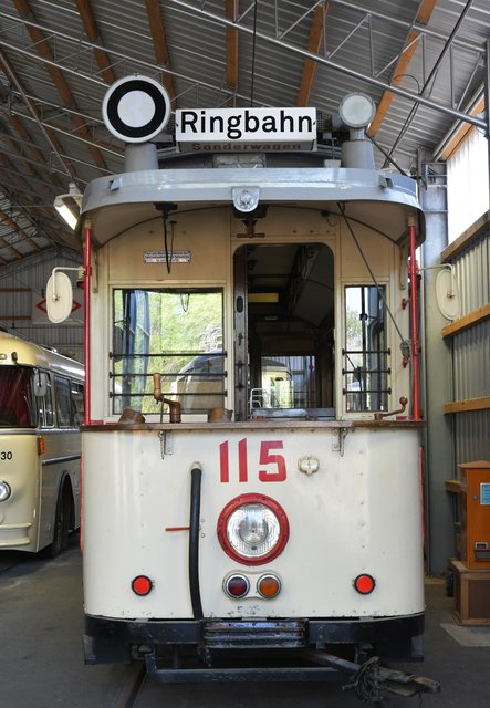 Dieser Triebwagen wurde vor 110 Jahren vom Betriebshof in Betrieb genommen. Interessant sind das Führercockpit und die Holzbestuhlung.