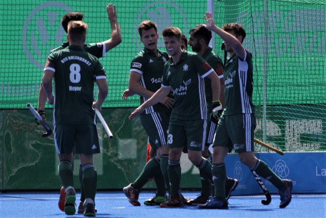 Jubel der Uhlen nach dem 1:0 durch Jan Schiffer.