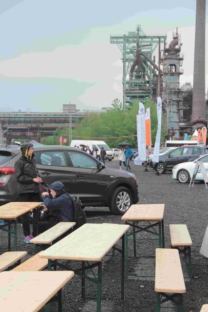 Während am Abend zuvor beim tollen Auftritt der "Goldenen Reiter" kaum noch ein Sitzplatz vor der Bühne zu finden war, gab es im Sonntagsregen reichlich davon.