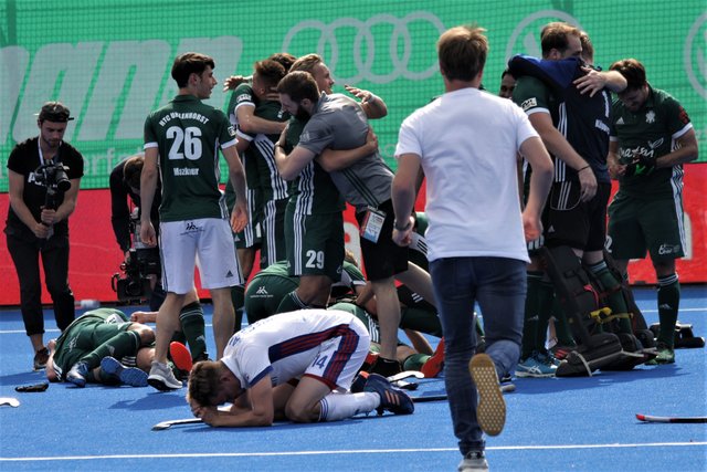 Jubel und ausgelassen Freude bei den Uhlen. Enttäuschung und Niedergeschlagenheit beim Mannheimer Spieler.
