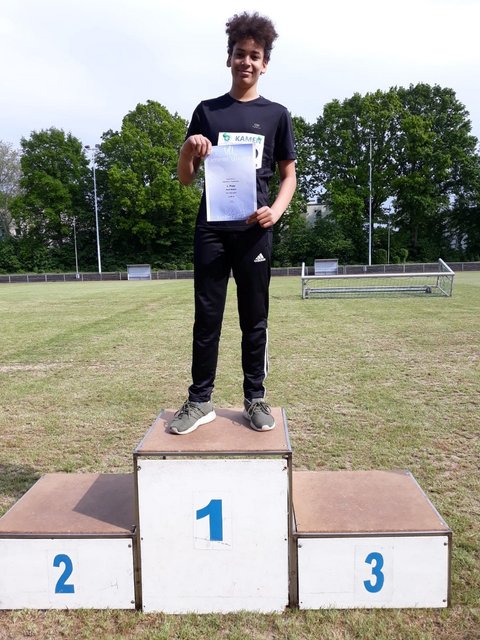 Jamil Badjie (M13) gewann den Wettbewerb im Hochsprung.