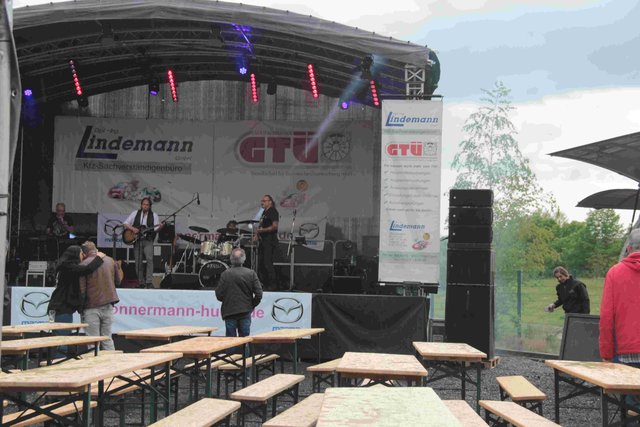 "Milestones" spielten zwei Stunden lang nahezu unter Ausschluss der Öffentlichkeit, Schuld war der Regen, denn die Band hätte mehr Aufmerksamkeit verdient gehabt.