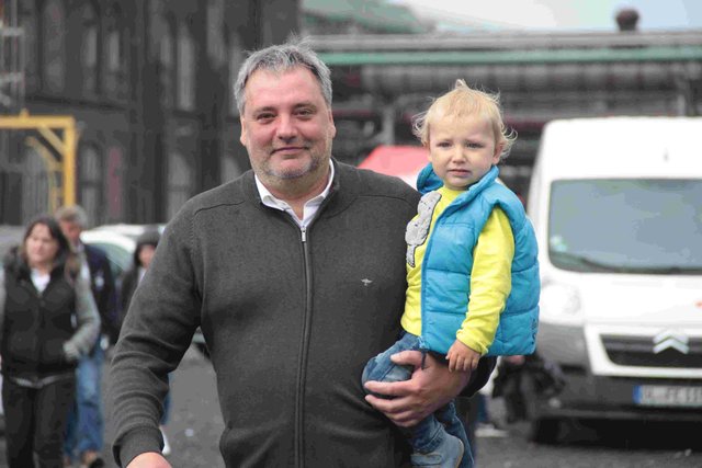 Autoparty-Vorsitzender Markus Lück mit seinem Sohn Mats. Der kleine Mann ist vor zwei Jahren geboren worden - genau während der Autoparty.