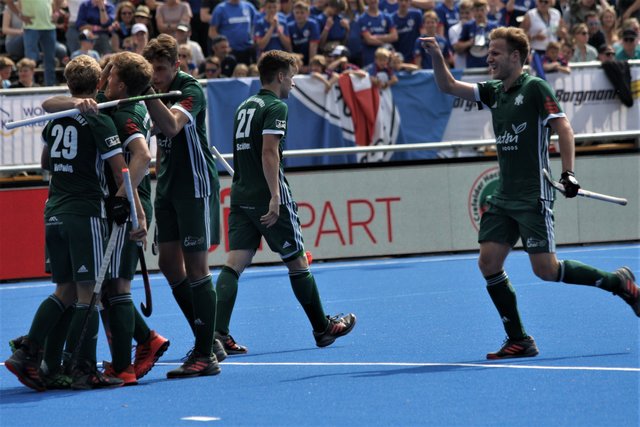 Uhlenhorster Jubel nach dem 5:3 durch Julius Meyer.