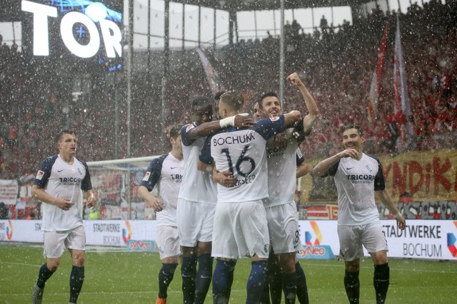 Jubel im dicken Regen: Der VfL verabschiedete sich mit zwei Toren und einem 2:2-Remis gegen Union Berlin aus der Saison. Foto: Molatta